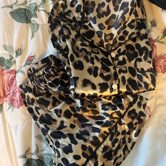 Brand new open the package to take the pictures leopard print lounge set - Picture 8 of 8